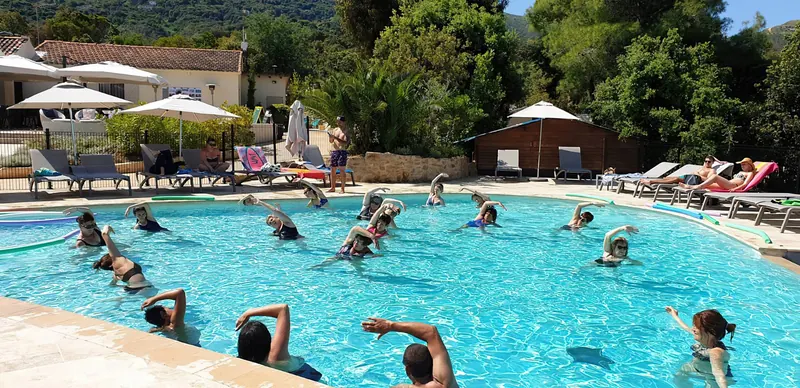Aquagym dans la piscine chauffée