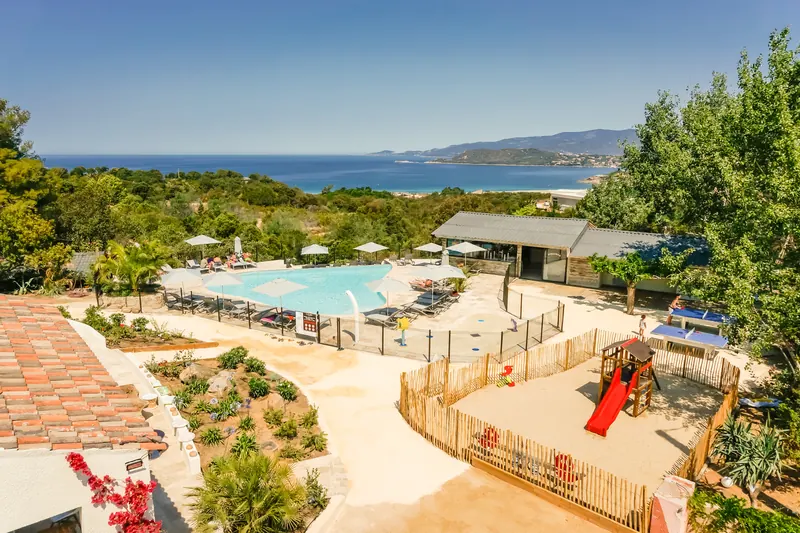 Le Camping Lacasa au-dessus de la baie de Sagone