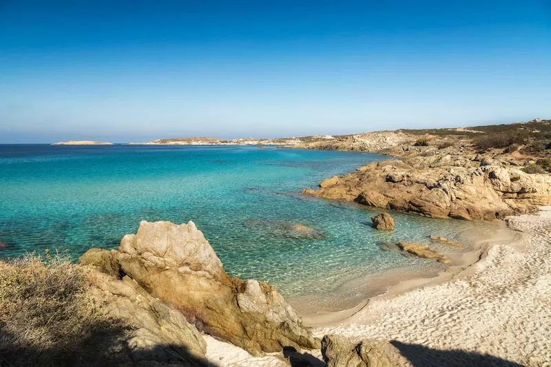 Crique rocheuse aux eaux claires en Corse