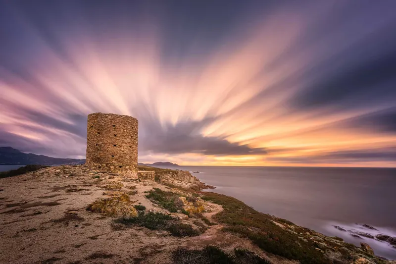 Tour génoise sur la côte corse au coucher du soleil