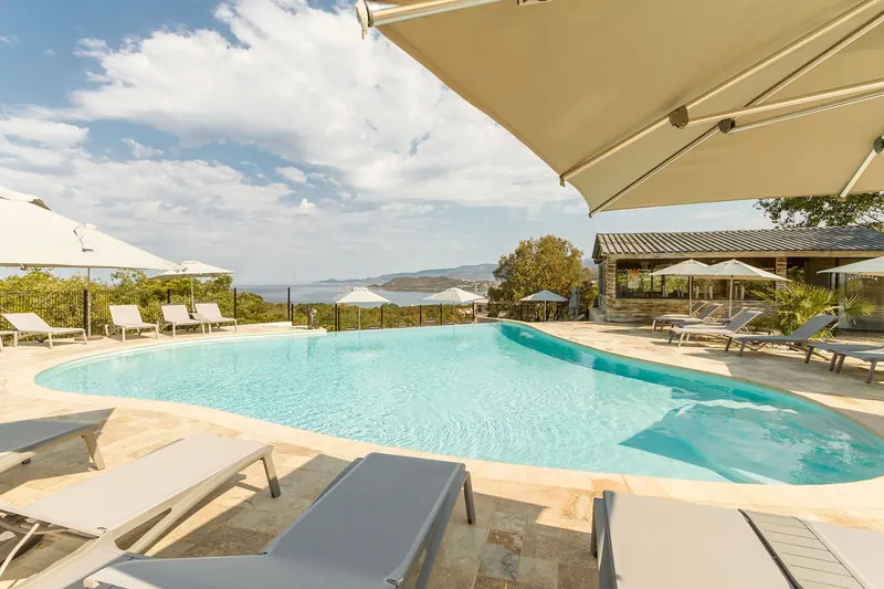 Piscine chauffée et transats au Camping Lacasa