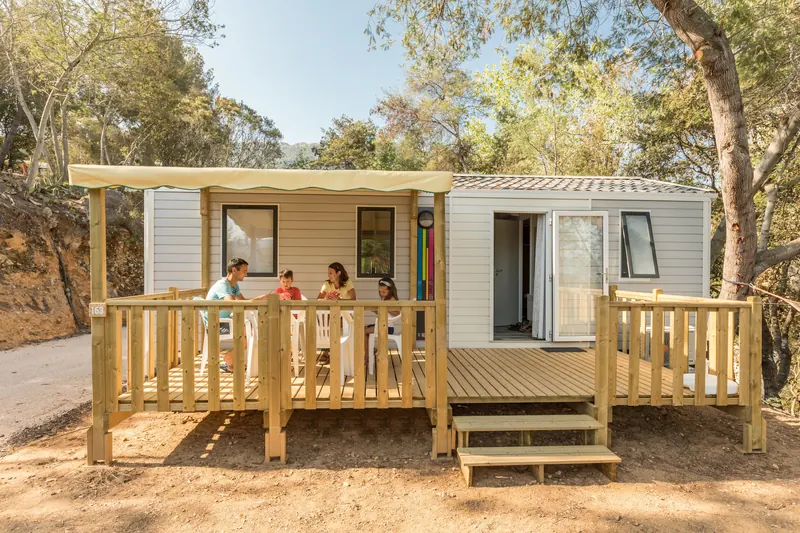 Mobil-home avec terrasse en bois au Camping Lacasa