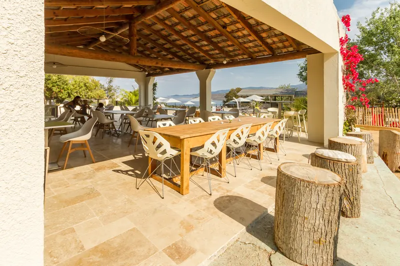 Terrasse couverte du restaurant vue mer