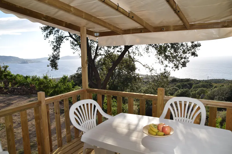 Terrasse de mobil-home avec vue sur la mer