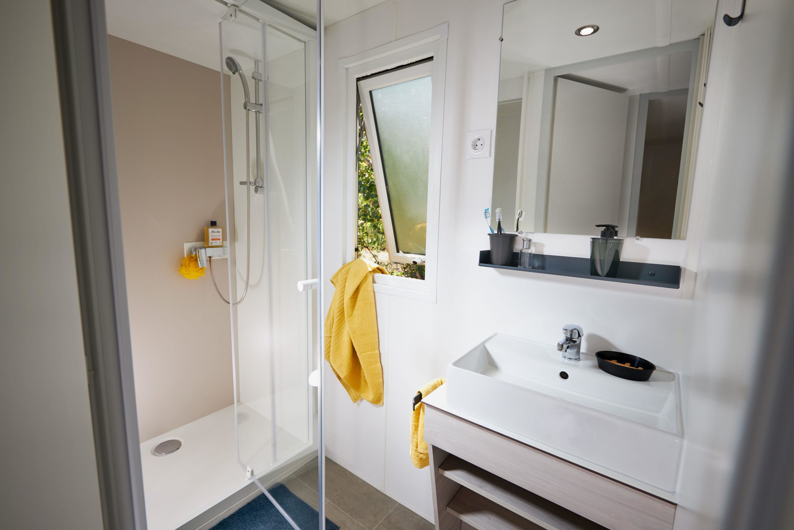 Camping-monte-ortu-new-mobile-home-seaview-badkamer