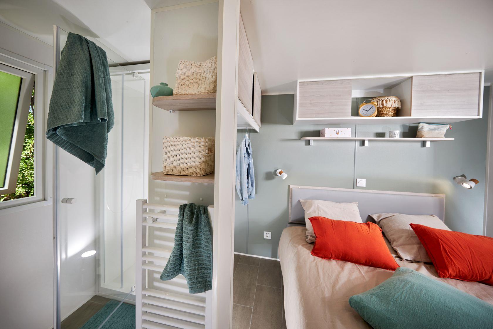 Camping-monte-ortu-new-mobile-home-seaview-slaapkamer-met-badkamer