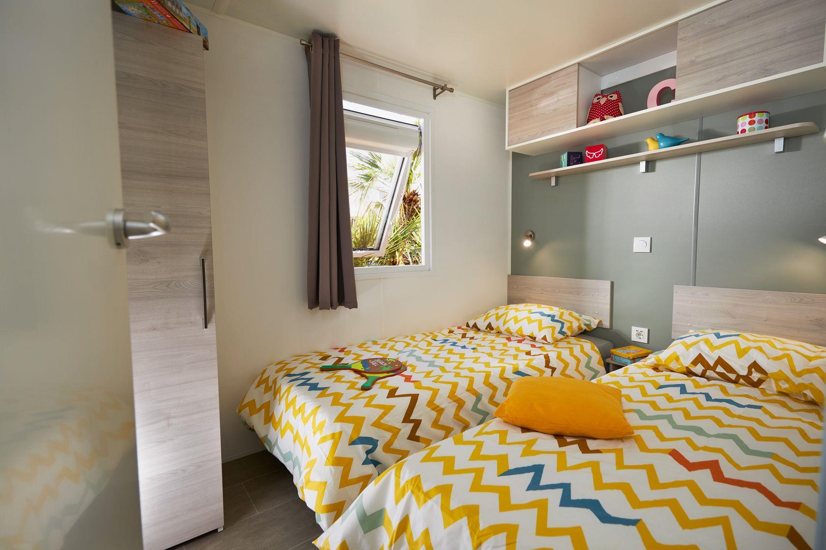 Camping-monte-ortu-new-mobile-home-seaview-slaapkamer2