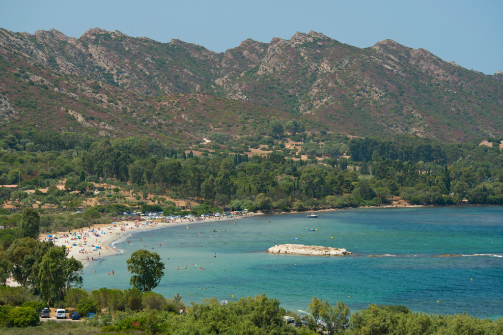 Strand van Plage de la Roya met snorkelaars in helder water in Noord-Corsica
