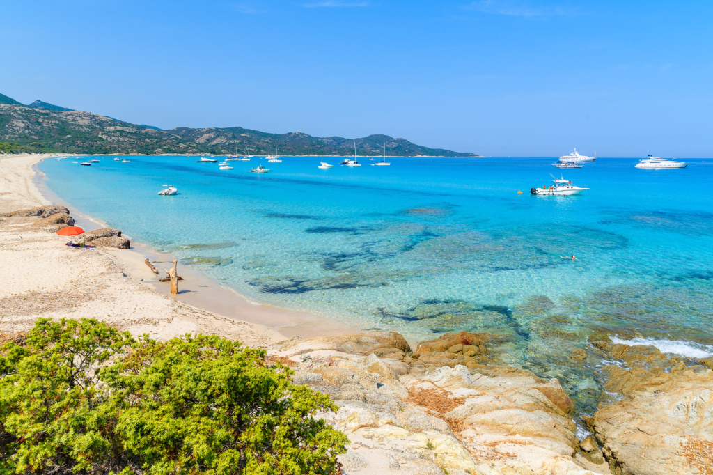 Rotsachtige kust bij Punta di Spanu, Corsica, ideaal om te snorkelen in ondiep water