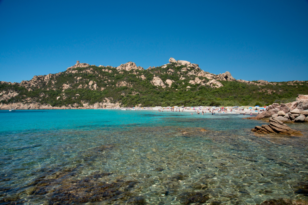 Turquoise baai van Roccapina, Corsica omringd door rotsen en helder zeewater ideaal om te snorkelen