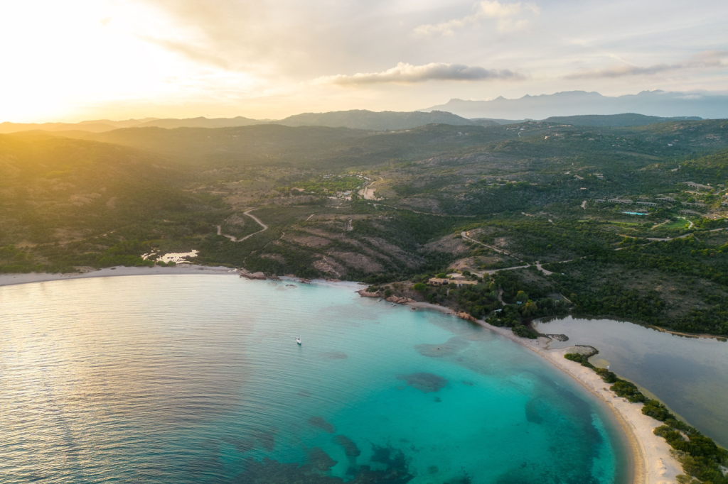 Halvemaanvormige baai van Rondinara, Corsica met kalm en helder water om te snorkelen