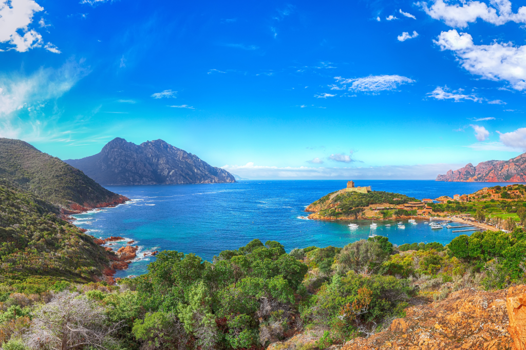 Uitzicht op het Scandola-reservaat met ruige kust en diepblauw water in Corsica, ideaal om te snorkelen