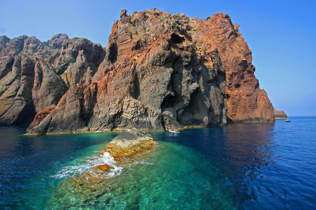 Indrukwekkende rotskust van Corsica met helderblauw water en rode kliffen