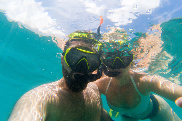 Twee snorkelaars onder water voor de kust van Corsica