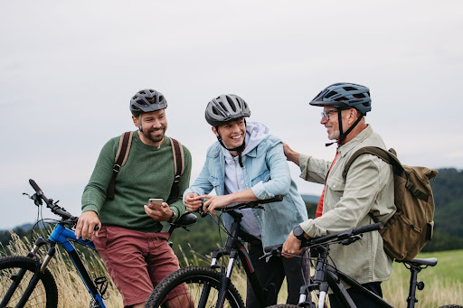 Fietsen op Corsica met vrienden tijdens een fietstocht door de natuur