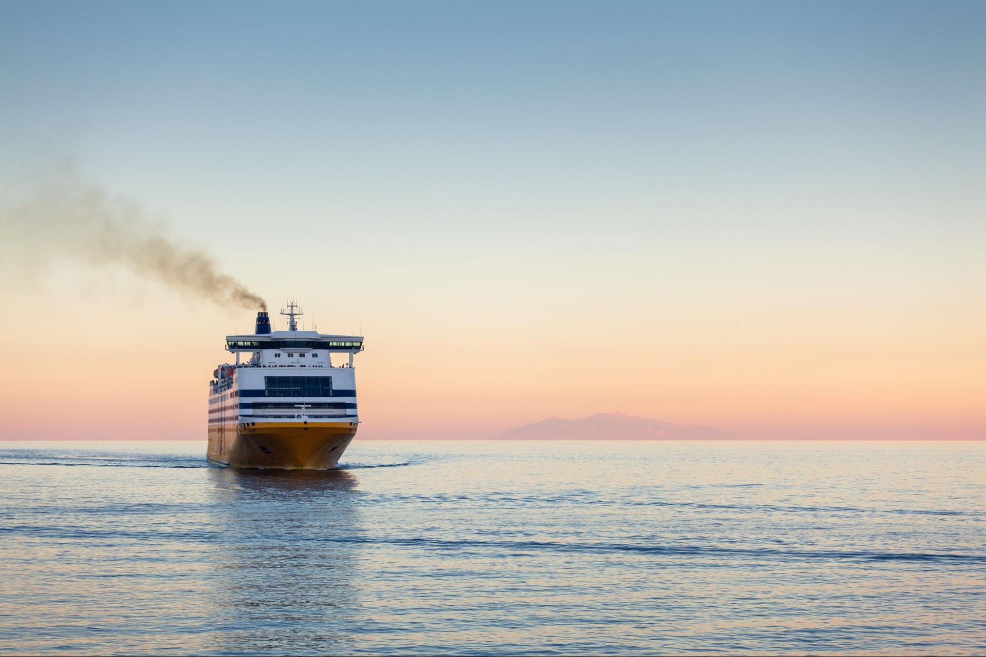 Veerboot naar Corsica bij zonsopgang op zee, als onderdeel van de reis via Zuid-Frankrijk.