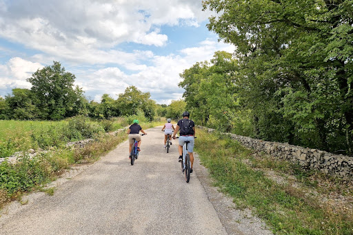 Fietsen op Corsica over een rustige landelijke weg tijdens een fietstocht door de natuur