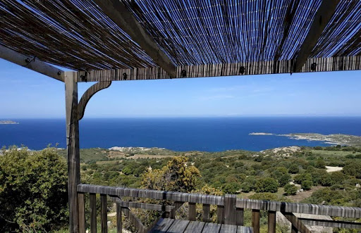 Uitzicht op zee en natuur vanaf een terras op Corsica tijdens de beste reistijd voor een vakantie op het eiland