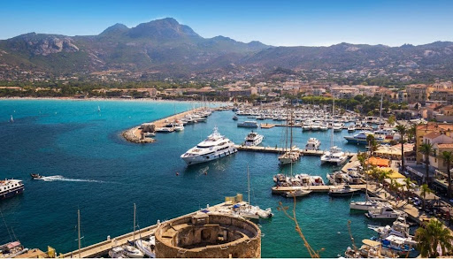 Haven en kust van Ajaccio op Corsica met bergen op de achtergrond, een mooie bestemming voor een vakantie met kinderen