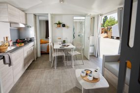 Avantages de la location d'un mobil-home en Corse - luxe et espace extérieur